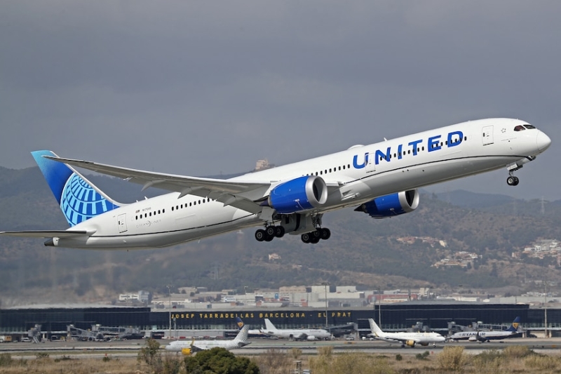 Body found in wheel well of United Airlines flight from Chicago to Maui