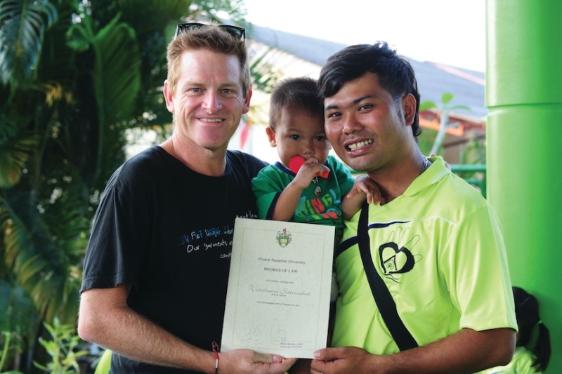 Former forensic investigator runs 1,400km to support Boxing Day tsunami victims