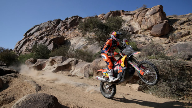 F1 star Carlos Sainz's dad rescued by teammate after wild flip in gruelling Dakar Rally