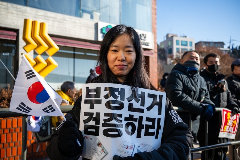 Impeached South Korean president holes up at home as arrest deadline approaches