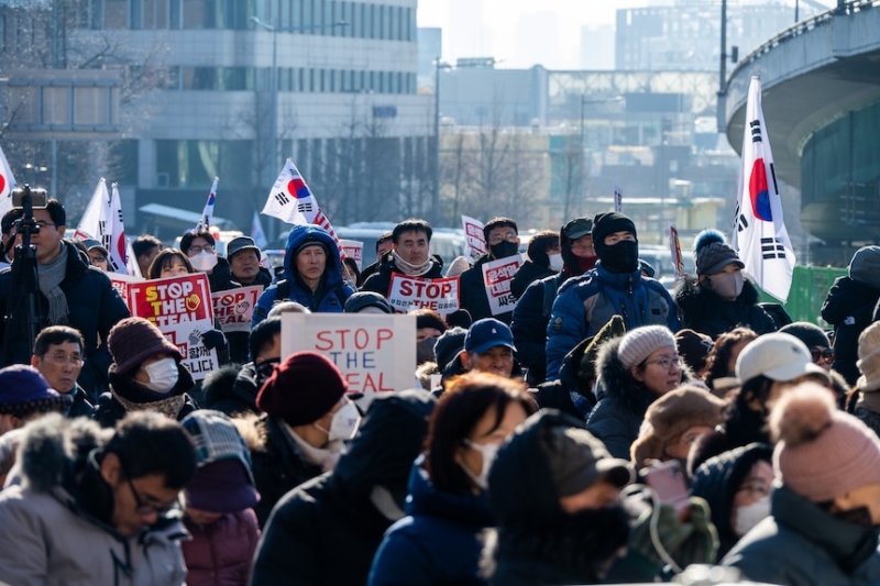 Impeached South Korean president holes up at home as arrest deadline approaches