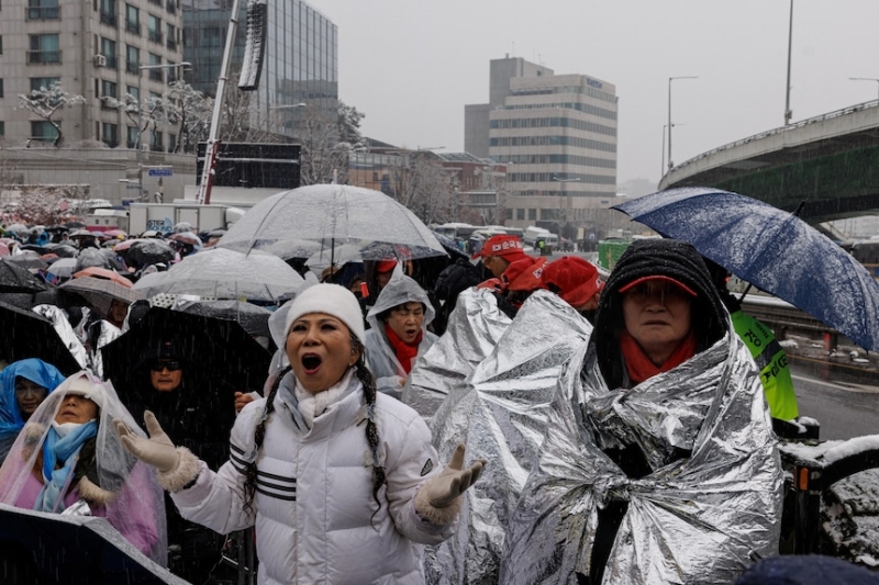 Impeached South Korean president holes up at home as arrest deadline approaches