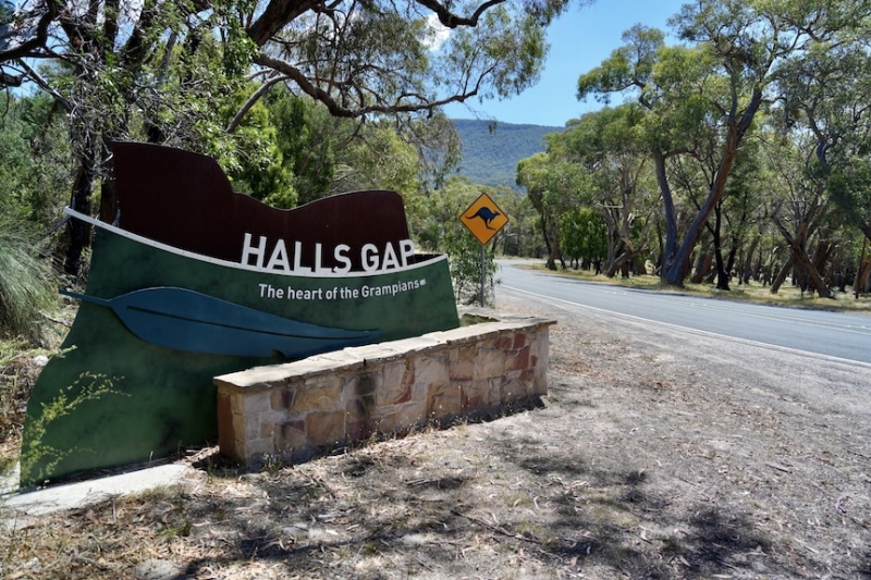 Insurers deny Halls Gap businesses bushfire coverage as threat increases