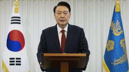 Investigators attempt to arrest South Korean president