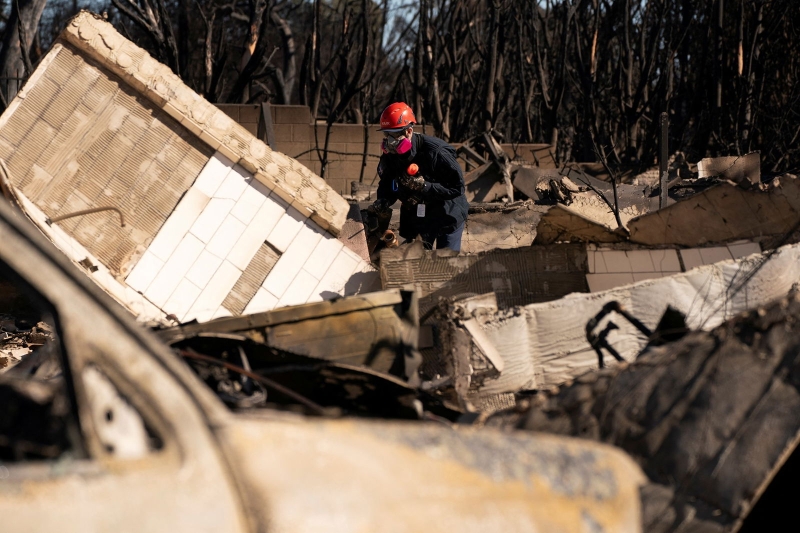 LA fires live updates: Winds strengthen as firefighters battle five blazes in southern California