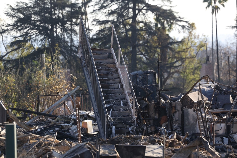 New fire breaks out as LA braces for dangerous wind change — as it happened