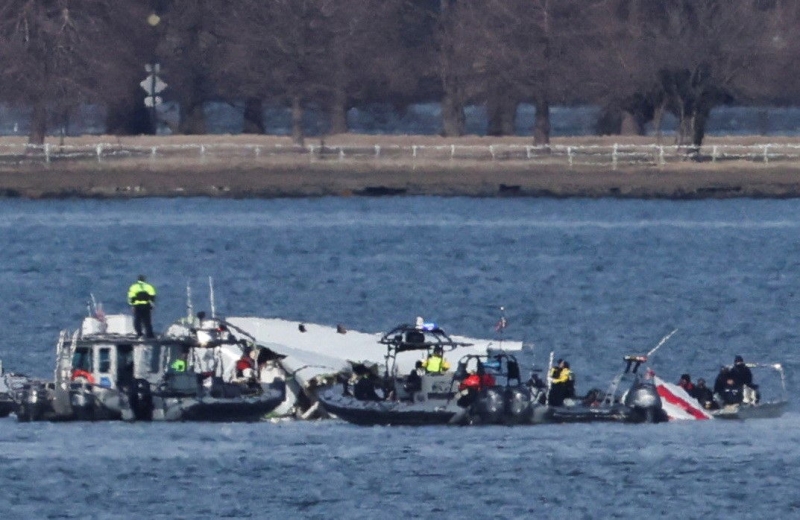 Plane crash live: Black box found as recovery teams scour wreckage of Washington air disaster