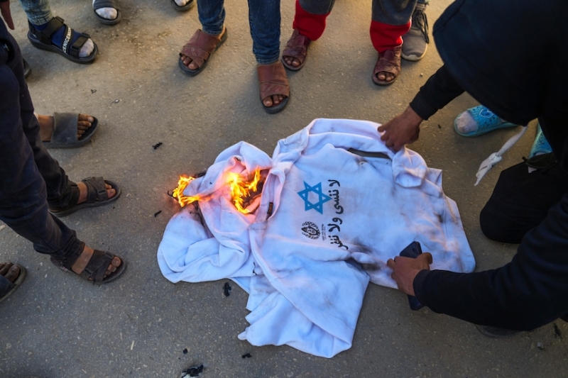 Freed Israeli hostage learns daughter's name, as released Palestinians burn shirts