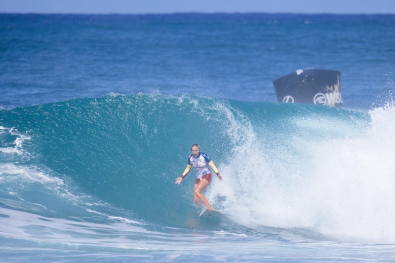 Surfing resumes at Pipe Pro in Hawaii as three Aussies make quarterfinals