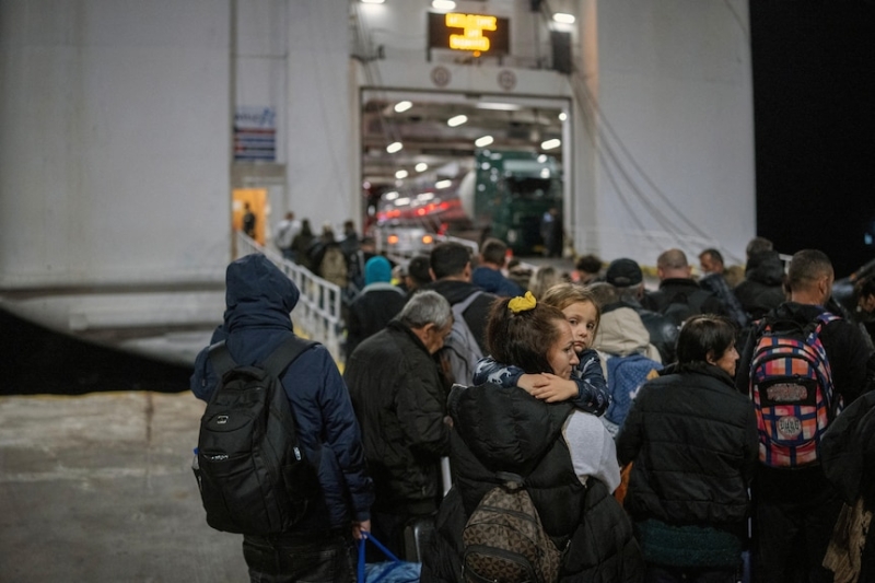 Thousands flee Santorini as earthquakes shake Greek island