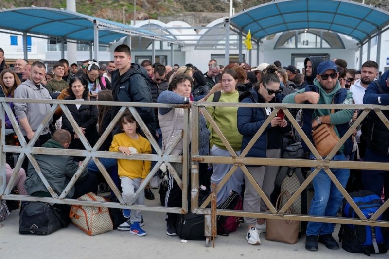 Thousands flee Santorini as earthquakes shake Greek island