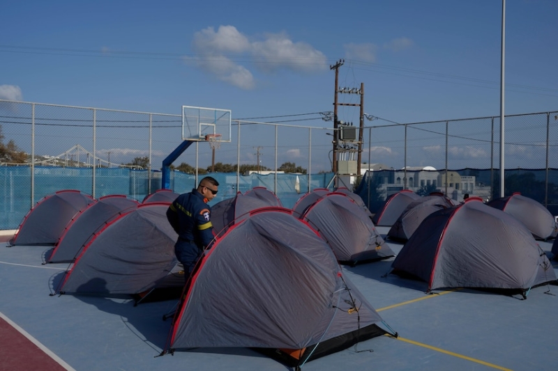 Thousands flee Santorini as earthquakes shake Greek island